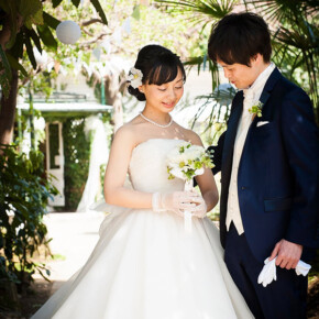 白いアネモネのクラッチブーケと新郎新婦様 ブーケ,ホワイト