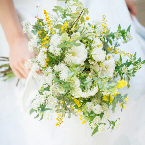 八重の白バラ「トゥモロービューティ」にミモザやコデマリなど、しゅわしゅわした小花を合わせたナチュラルなクラッチブーケ ブーケ,ホワイト,イエロー