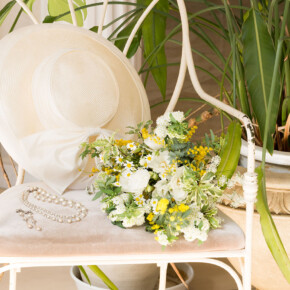 八重の白バラ「トゥモロービューティ」にミモザやコデマリなど、しゅわしゅわした小花を合わせたナチュラルなクラッチブーケ。 ブーケ,イエロー