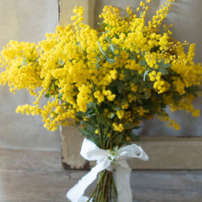 ミモザのクラッチブーケ