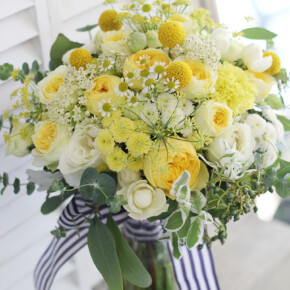 白〜イエローの色使いが爽やかな夏のブーケ。ネイビーのストライプのリボンでマリンテイストに。 ブーケ,イエロー