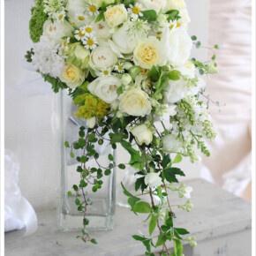 黄色や白のミニバラを使ったナチュラルなキャスケードブーケ ブーケ,ホワイト,イエロー