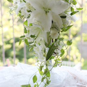 白いユリの軽やかクレッセントブーケ。
揺れるグリーン(利休草)がポイント。 ブーケ,ホワイト