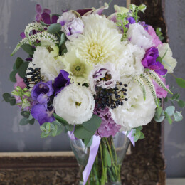 白いダリアとトルコキキョウにパープルの蘭などを合わせたモダンブーケ ブーケ,ホワイト,パープル