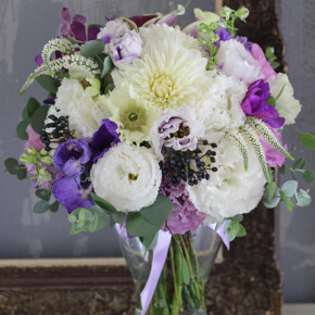 白いダリアとトルコキキョウにパープルの蘭などを合わせたモダンブーケ ブーケ,ホワイト,パープル