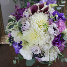 ワイン色のカラーでスタイリッシュな印象に。 ブーケ,ホワイト,パープル