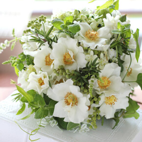 結婚式で人気の白バラ「ウェディングドレス」とハーブを合わせた爽やかなクラッチブーケです。 ブーケ,ホワイト