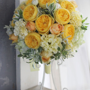 黄色い丸いバラを使ったラウンドブーケ