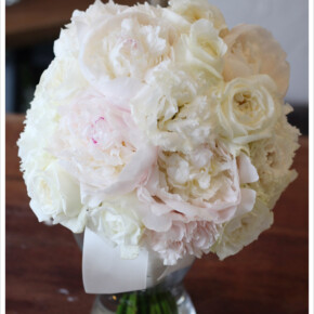 ほんのりピンクが入った芍薬(シャクヤク)のブーケと白いバラ、トルコキキョウのブーケ。
ひらひらとした花びらがゴージャス。 ブーケ,ホワイト,ピンク