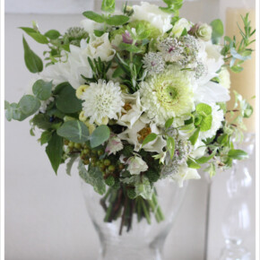 白いスカビオサや小花にミントやローズマリー、ユーカリ等のハーブをたっぷり合わせたナチュラルなガーデン風クラッチブーケ。