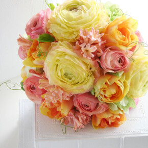 太陽のようにまぶしいイエローとサーモンピンクのラナンキュラスやヒアシンスのほっこりブーケ。 ブーケ,イエロー,オレンジ