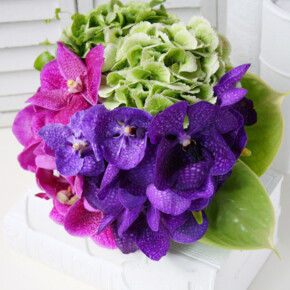 青紫の個性的な蘭「バンダ」と赤紫の蘭を合わせたブーケ。反対色のライムグリーンのあじさいやアンスリウムを合わせてモダンなリゾートブーケに。 リゾート,ブーケ