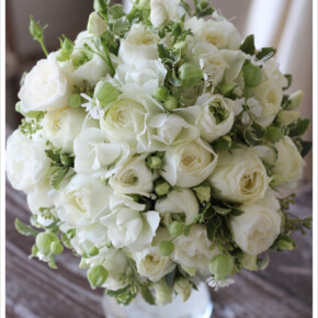たくさんのホワイトローズをぎゅっとまとめたラウンドブーケ。ベルのような形がかわいいグリーンベルを飛び出すように入れて動きを出しています。 ブーケ,ホワイト