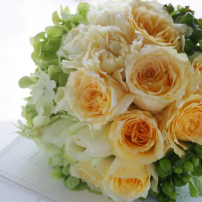 キャラメルイエローやクリーム色のバラとフレッシュグリーンの爽やかなブーケ。 ブーケ,イエロー