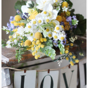 マトリカリアやミモザを入れたアートフラワー(造花)のブーケ。アクセントで紫を入れることで大人っぽくまとまります。