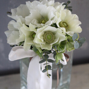 白いアネモネにスモーキーなグリーンのクリスマスブーケやユーカリを合わせた小さめのクラッチブーケ ブーケ,ホワイト