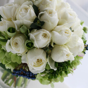 白バラをぎゅっとまとめたクラッチブーケ。実は3つの花束をまとめて一つにしたシェアブーケ。 ブーケ,ホワイト
