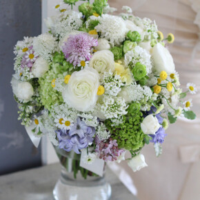 白いラナンキュラスやスカビオサをベースにピンクや紫、黄色の小花を合わせた春のブーケ。 ブーケ,ホワイト,パープル