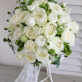 丸い白バラのラウンドブーケ。香りの良いスズランをアクセントに入れています。 ブーケ,ホワイト