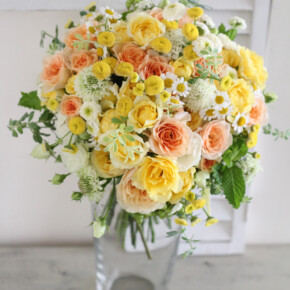 イエローやオレンジ、ホワイトのお花を使い、野の花を束ねたようなナチュラルなクラッチブーケ。 ブーケ,イエロー