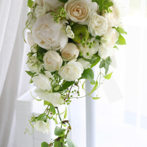 白いシャクヤクと丸いスプレーバラを使ったスリムなキャスケードブーケ ブーケ,ホワイト
