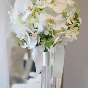 ゴージャスな胡蝶蘭のラウンドブーケ ブーケ,ホワイト