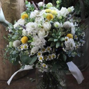 白いミニバラに多肉植物やユーカリなどを加えたシックなクラッチブーケ。
マトリカリアやラベンダーをアクセントに加えて。