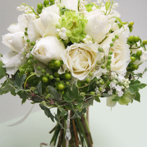 バラやライラックを使った人気のクラッチブーケ。ブーケの周りにリースのようにアイビーを巻いてナチュラルに。粒々がかわいい多肉植物もグリーンネックレスも加えています。 ブーケ,ホワイト