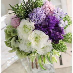 紫のリシアンサスと薄いパープルのヒヤシンスを合わせた春のクラッチブーケ。
白いラナンキュラスも加えて爽やかに。