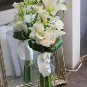 白いカラーとバラのアームブーケ ブーケ,ホワイト