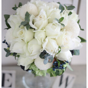 ブルゴーニュなどの丸いバラにシルバーグリーンを加えた大人っぽいクラッチブーケ。丸い形がかわいい白いピンポンマムも加えています。 ブーケ,ホワイト