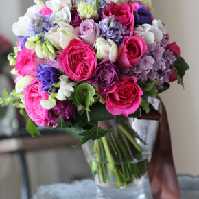 紫系のバラにチューリップやアネモネ、ライラック、スイトピーなどを加えた香りの良い春のブーケ。