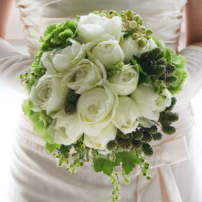 白バラとフレッシュグリーンの紫陽花のラウンドブーケ。ベリーなどの実ものをたくさん入れてジューシーな雰囲気に。 ブーケ,白