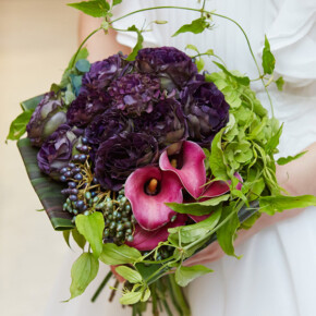 フリルが美しいトルコキキョウとカラーのブーケ。
グリーンをはらりと巻いて軽やかに。