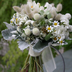 マトリカリア、フランネルフラワーを使った野の花風クラッチブーケ。素朴でナチュラルな雰囲気に。