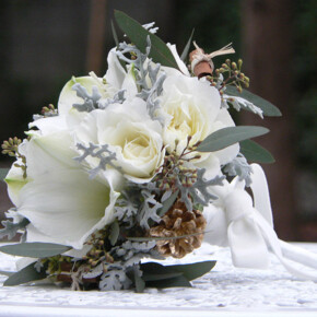 白いアマリリスとバラのブーケ。松かさやシルバーリーフでクリスマスや冬の雰囲気をプラス。 ブーケ,ホワイト