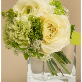 ブーケトス用のミニ花束。クリーム色〜グリーンのカラーがさわやか。 ブーケ,イエロー