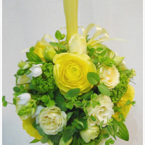 黄色のラナンキュラスとバラのボールブーケ。グリーンもフレッシュな黄緑にすることで爽やかに。 ブーケ,イエロー