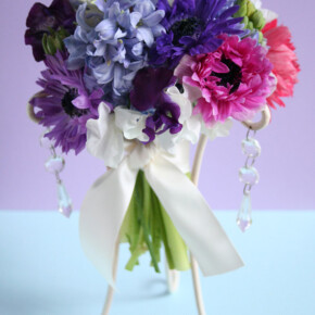 アネモネ、ヒヤシンス、スイトピーなど、春の花をたっぷり使ったミックスカラーのキュートなブーケ。 ブーケ,パープル