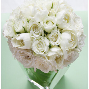 白いバラだけをたっぷり使った上品で贅沢なラウンドブーケ。数種類のバラを使ってブーケに深みをプラス。 ブーケ,ホワイト