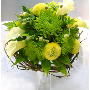 モダンな形で鮮やかなグリーンのシャムロックにカラーとピンポンマムを合わせたブーケ。周りを枝のリースで囲んでナチュラルに。 ブーケ,イエロー