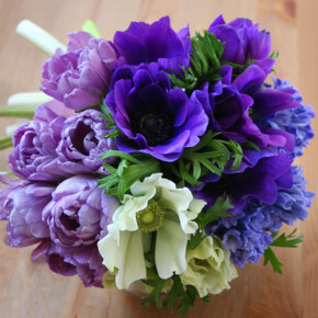 チューリップ、アネモネ、ヒヤシンスのブーケ。ブルーとパープルで大人っぽい印象に。 ブーケ,パープル