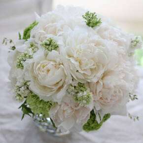 白いシャクヤクとライムグリーンのビバーナムを合わせた爽やかなクラッチブーケ。 ブーケ,ホワイト