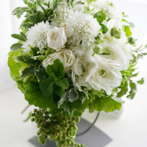 白いラナンキュラスやスカビオサにミント等のハーブをたっぷり合わせた爽やかなクラッチブーケ。
グリーンの実、ペッパーベリーをたっぷり垂らしてアクセントに。 ブーケ,ホワイト