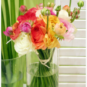 オレンジ、イエロー、ピンクなどキャンディカラーのラナンキュラスを束ねたキュートなクラッチブーケ。 ブーケ,イエロー,オレンジ