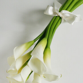 白いカラー「ウェディングマーチ」のアームブーケ。
シンプルでスタイリッシュな印象に。 ブーケ,ホワイト