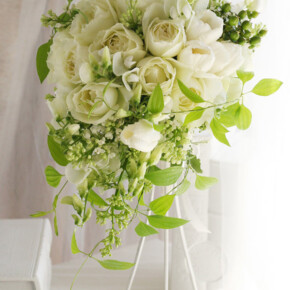 白バラにライラックやスイートピー、ライムグリーンの葉を合わせた、軽やかなセミキャスケードブーケ。 ブーケ,ホワイト