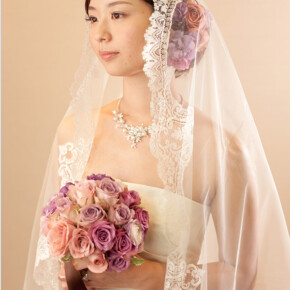 薄紫〜濃い紫など様々な色みのパープルのバラとラナンキュラスを合わせた、大人可愛いブーケ。 ブーケ,パープル