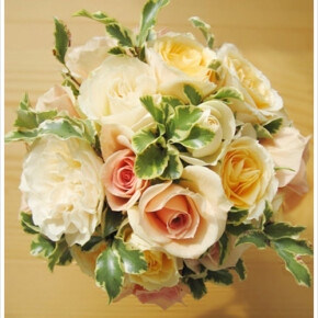クリーム色、イエロー、オレンジ、サーモンピンクなど、とろけそうな甘い色のバラを使ったロマンティックブーケ。 ブーケ,イエロー,ピンク