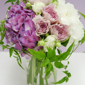 紫のアジサイとバラ(フォルム&スイートオールド)のブーケトス用花束。花をグルーピングしてモダンな印象に。 ブーケ,パープル